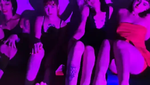 Candy crush, queen kimi, von poison dan luna olvr lagi asik merokok dengan kaki jenjang sambil bugil dan ciuman