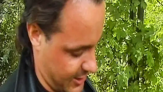 Tante seksi jerman dengan toket besar dientot habis-habisan di luar ruangan