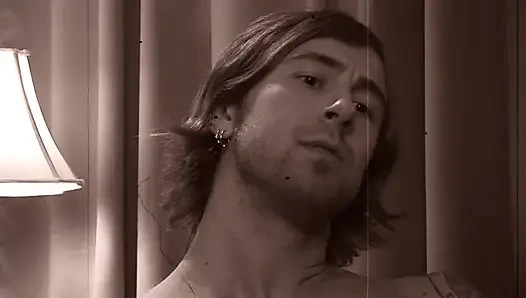 Pirsingli minyon hatun boşalıyor ve büyük penise biniyor