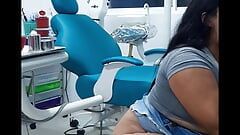 Pelacur latina muda menyetubuhi dokter giginya memberinya blowjob dan menungganginya