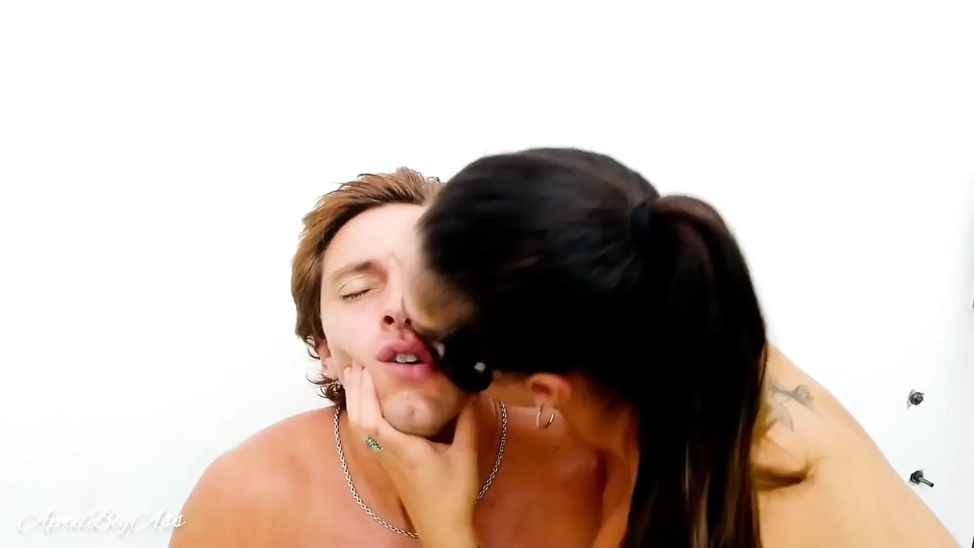 Dominazione femminile lecca la sua faccia