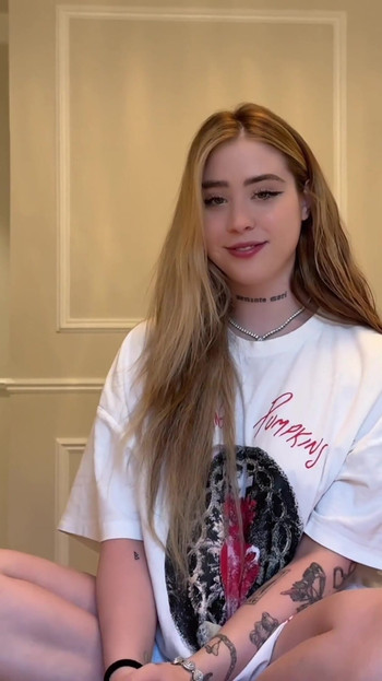 Moment à voir absolument de "La petite demi-sœur se faufile dans ma chambre ... J’ai oublié de porter une culotte - Rosie Rider"