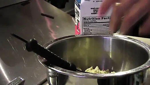 Zwei deiche in der küche spielen mit eis