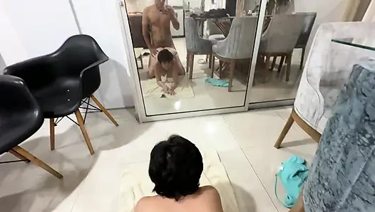 Aku nonton adik tiriku lagi latihan yoga seksi dan aku jadi sange berat, jadi aku memutuskan untuk masukin kontol besarku ke dalam dirinya