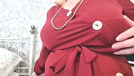 Payudara istri amatir terlalu besar untuk gaun tua ini - coba yuk
