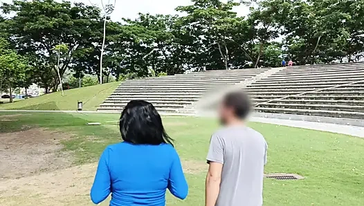 Спортивный мужчина находит незнакомца в парке и приглашает ее к себе домой, чтобы сделать извращенные вещи.