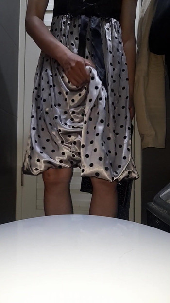 Zadivljujući trenutak iz "Crossdresser koji nosi spermu u satenskoj svilenoj haljini na točkice sa svilenkastom podstavom"