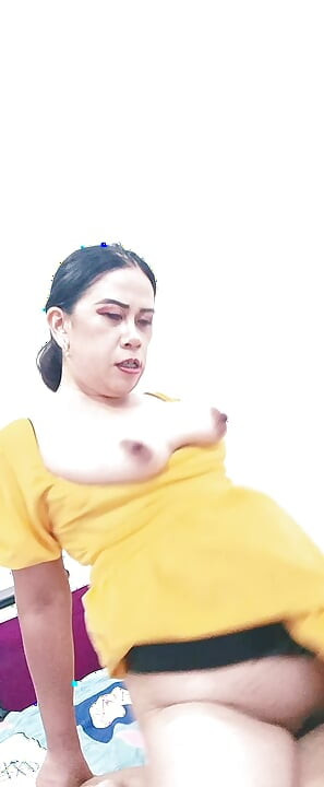 Tante semok dengan gaun kuning lagi asik ngentot kontol teman suaminya sendiri