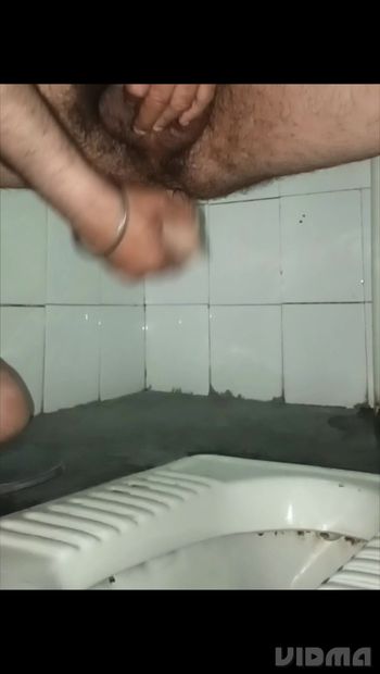 Indisk medelålders gay man som använder en dildo för sin tillfredsställelse