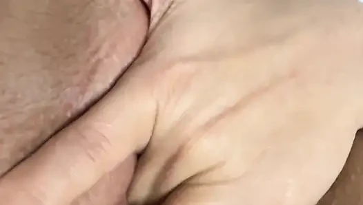 Pelacur kotor bertopeng meniduri vaginanya