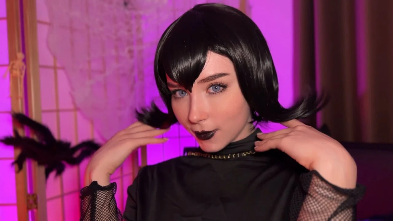 Mavis scopa appassionatamente e ottiene facciale - cosplay su Hotel transylvania