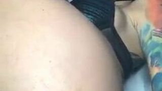Татуированная крошка трахает ее задницу пальцами