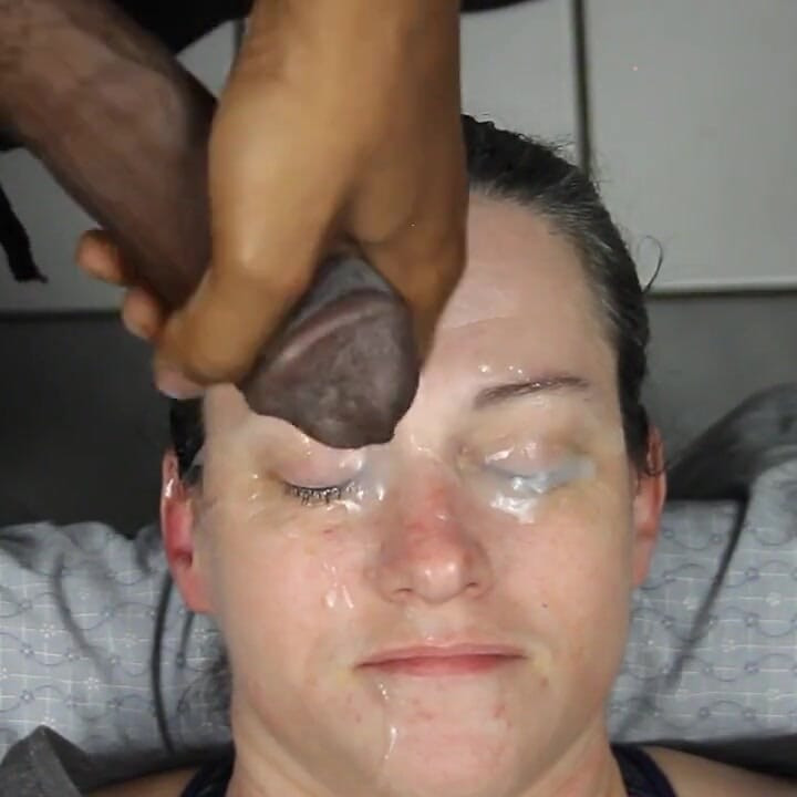 Vuile Dee in een andere situatie met ladingen op haar gezicht