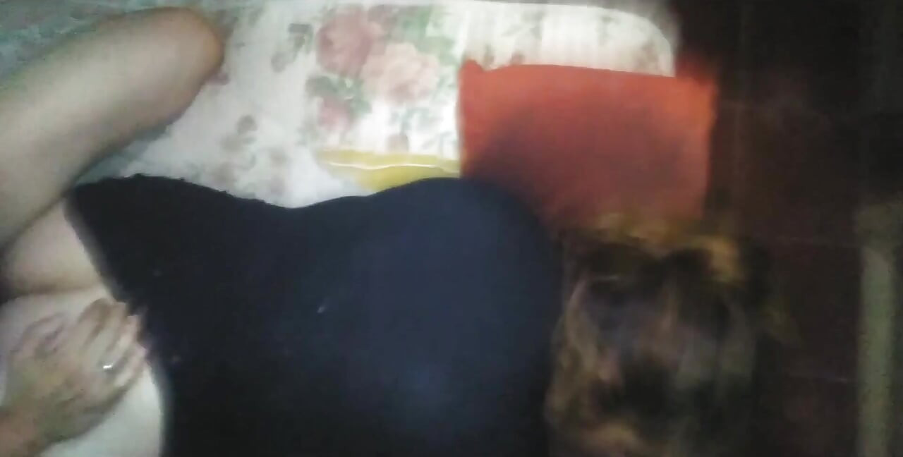 Enquanto gravava com o celular, eu a levei do lado com seu vestido preto levantado
