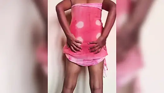 Ammu büyük göğüslerini ve amcığını ve sutyen değişimini gösteren havluyu çıkarıyor