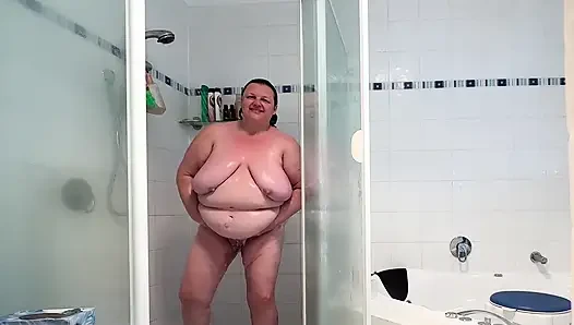 Istri nakal di kamar mandi