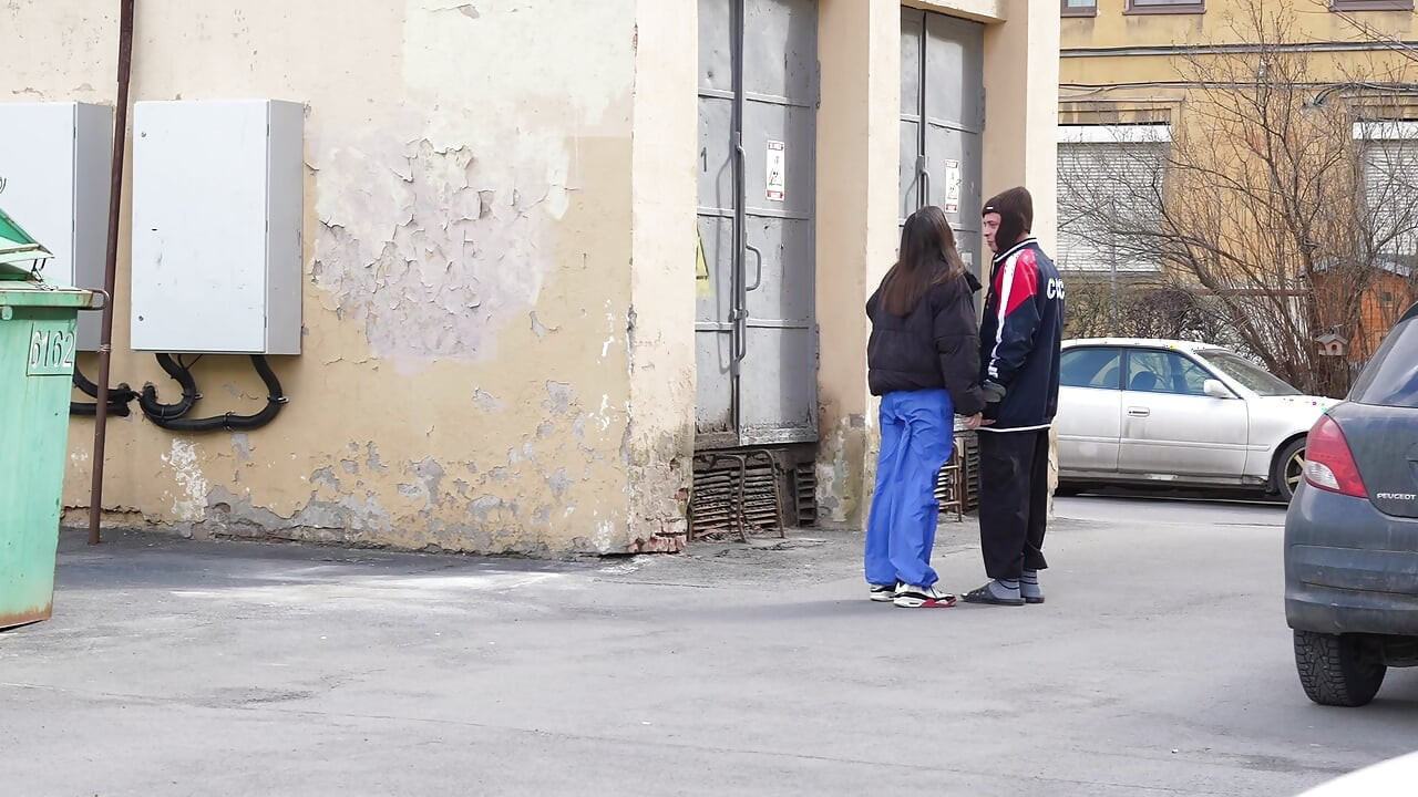 Szokujące Treści! Zostaje Zerżnięta Przez Bezdomnego Faceta!