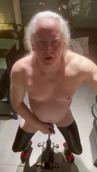 Pederastul este futut de mașină