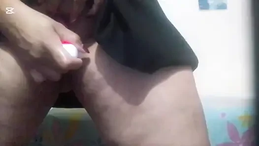 ORTA YAŞLı SEKSI KADıN Büyük amcığıma mastürbasyon yapıyorum ve görüntülü görüşmede sapık komşum için fışkırtıyorum