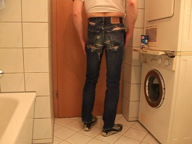 ripped jeans ass Levis 501