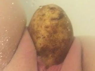 Inserimento di patate nel bagno