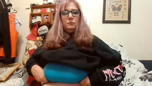 Şu çıplak büyük büyük göğüslere bak tas seksi büyük geniş göt
