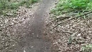 Босая нога и обнаженная из машины для дрочки в лесу