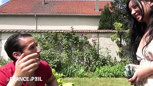Seksi esmer kocası izlerken azgın adamla ateşli seks yapıyor