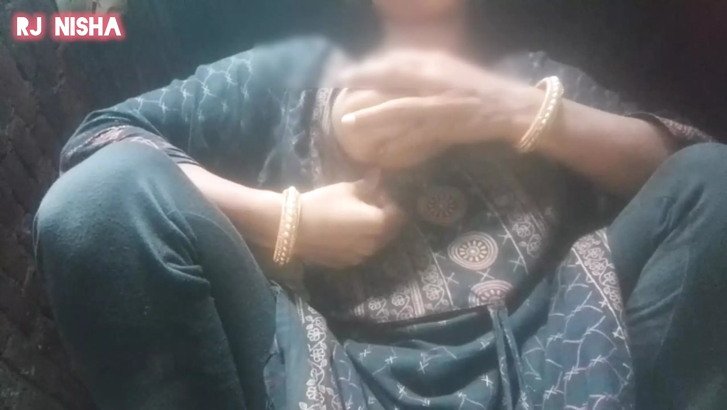 Desi rj nisha bhabhi si masturba con le dita parte 1