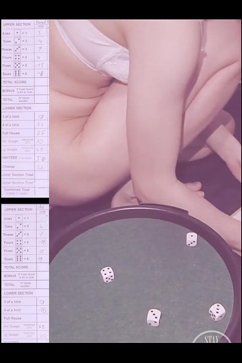 お尻にグラスをかけてヤッツィーをプレイ!誰が勝つのか?