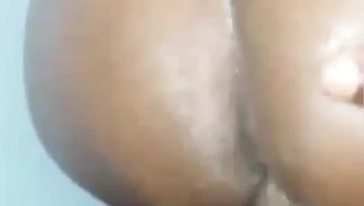 Cewek ini lagi asik muasin pantat bahenol cewek ini pakai stoking selfie favoritnya