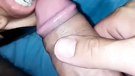 Üvey baba üvey kızına ilk kez gırtlağına kadar almayı ve işemeyi öğretiyor