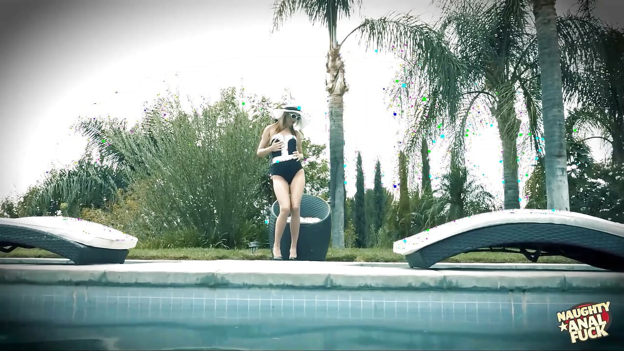 A doce Jillian Janson tem múltiplos orgasmos enquanto fode um gajo na piscina