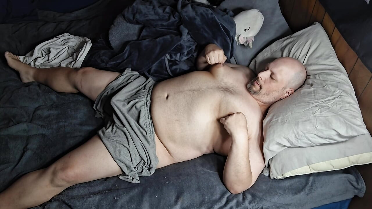 Chubby guy lays in bed and cums