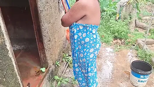 Ibu tiri yang hot mandi di luar ruangan