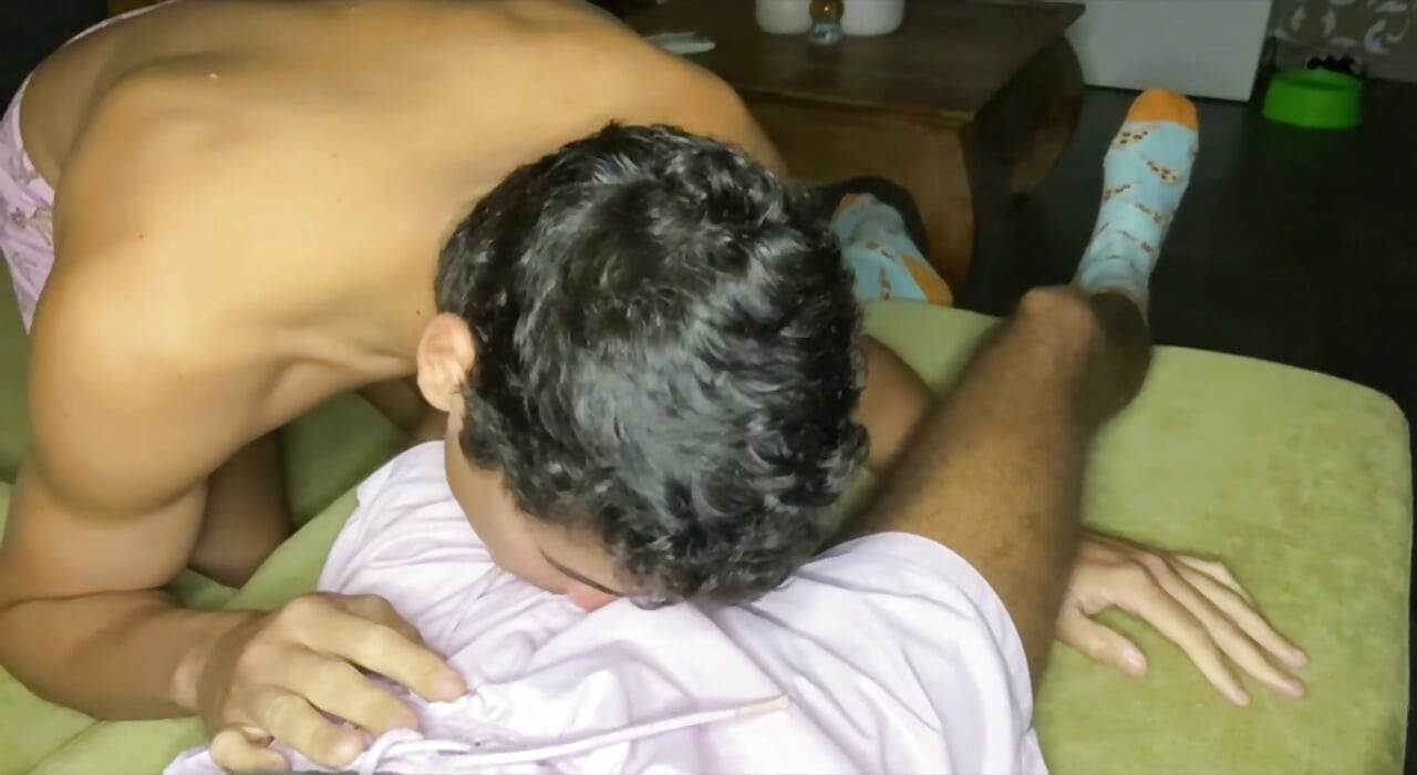 Comiéndome a mi vecino después de que mi mujer se fue a laburar