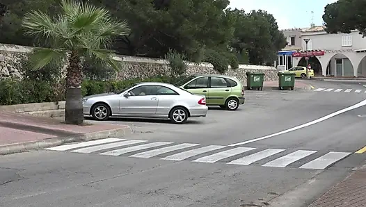 Schätzchen masturbiert im auto, lutscht und reitet dann einen massiven schwanz