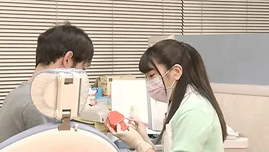 Klinik memanas saat ahli kebersihan yang main-main mengontrol diri