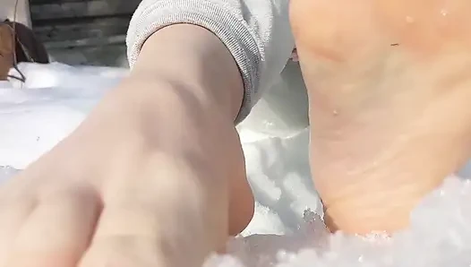 Karda çıplak ayakla yürüyorum, kar ayak parmaklarımın altında çıtırtılıyor.