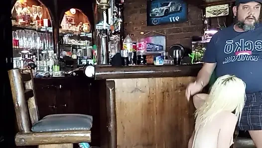 Kız arkadaşım beni emiyor ve arkadaşlarımın yarağı gırtlağına ve göğüslerine boşalıyor