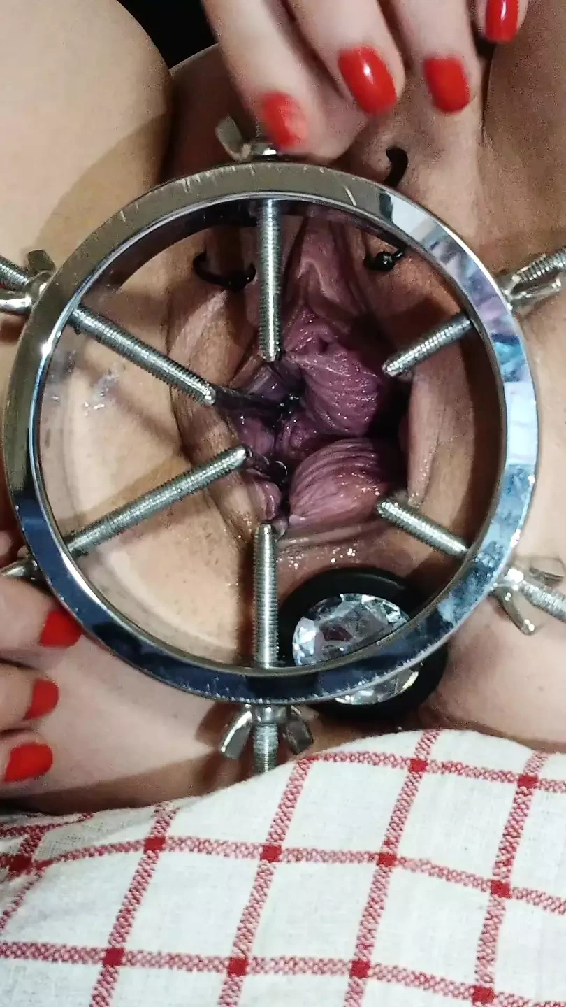 Sklavins为她的主人玩弄她的！洞必须变成！