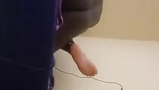 Yaşlı bir kadını çığlık atarken daha sert sikiyor