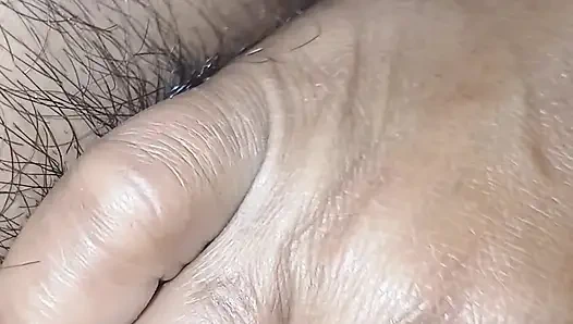 Desi Ehefrau aus dem land ko sehlate huye chusa