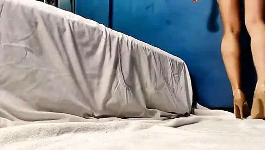 Shoe show: tan high heels vol 1 saat aku lagi menunggu di kencan spesial, aku memutuskan untuk menyalakan kamera. Pertama- pertama kali ngendus sampai crot di dalam