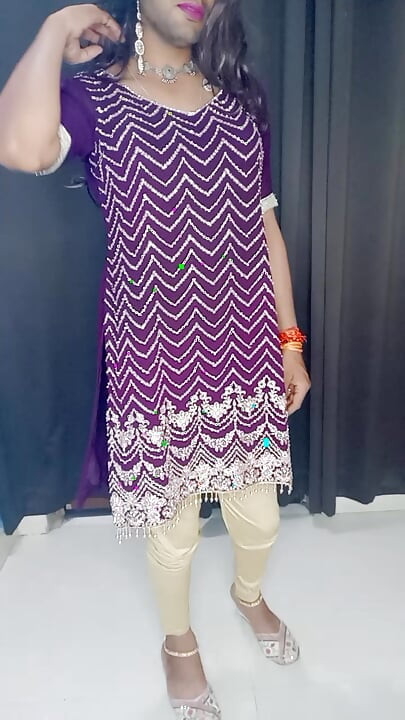 Minha madrasta tão calcinha assim e esfregando sua buceta e bunda