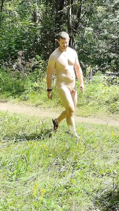 Ruski nudist šeta potpuno gol u prirodi