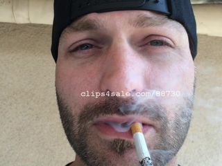 Cyrus курит