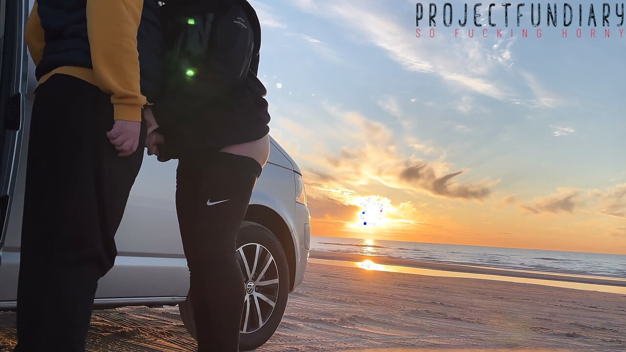 sonnenuntergangsex am strand in yoga-leggings