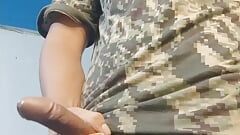 Soldado del ejército se pone cachondo juega con su enorme bulto y se masturba