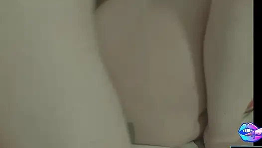 Две шлюшки делят большой белый член